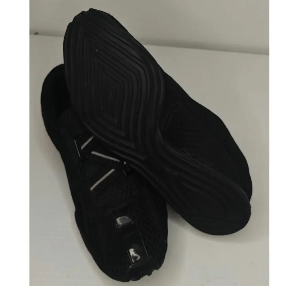 Black Puma velcro sneakers sz 8